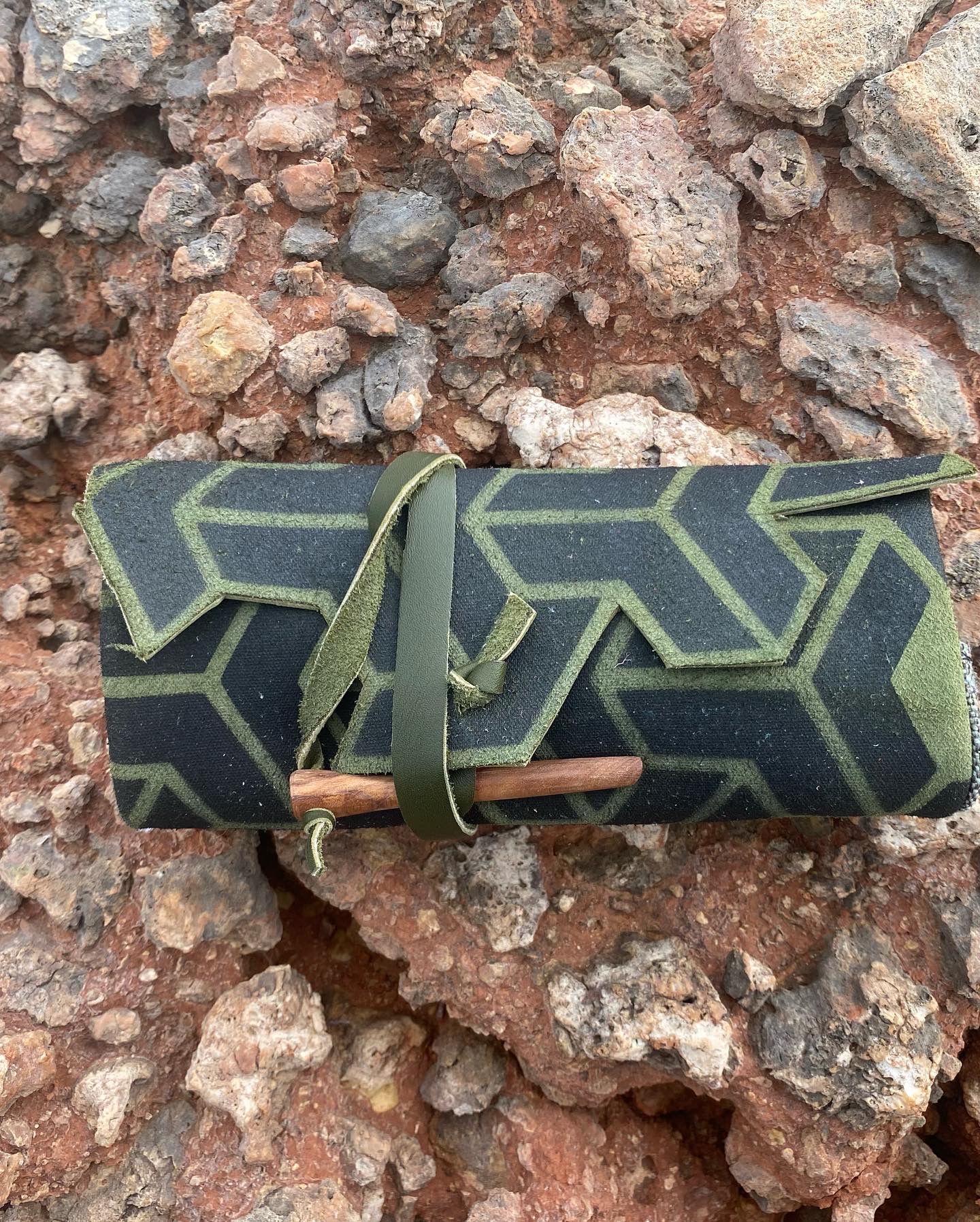 Tabaktasche mit geometrischem Muster